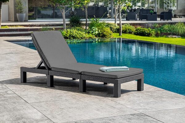 KETER Daytona Chaise Longue de Luxe pour Jardin, terrasse et Balcon avec tête réglable, Coussin, en Plastique, Aspect rotin Plat, Gris, 195 x 65 x 25,5 cm