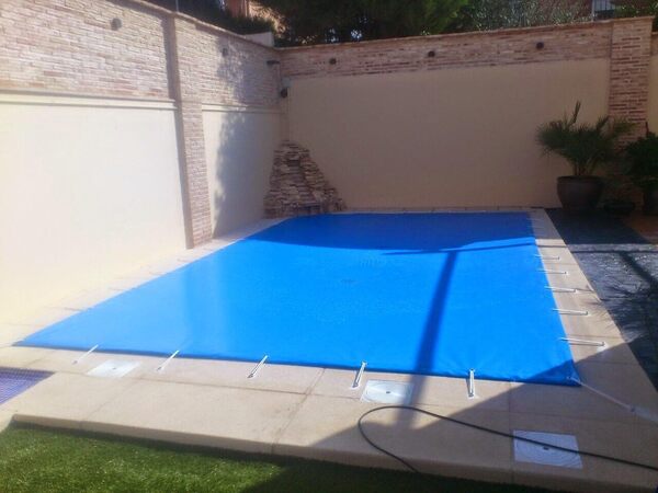 International Cover Pool Bâche de piscine d'hiver de 11 x 5 m. (Dans une piscine de 10 x 4 m, la bâche couvrirait 50 cm sur tout le pourtour de la piscine). Couleur bleue (extérieur)/noir (intérieur)