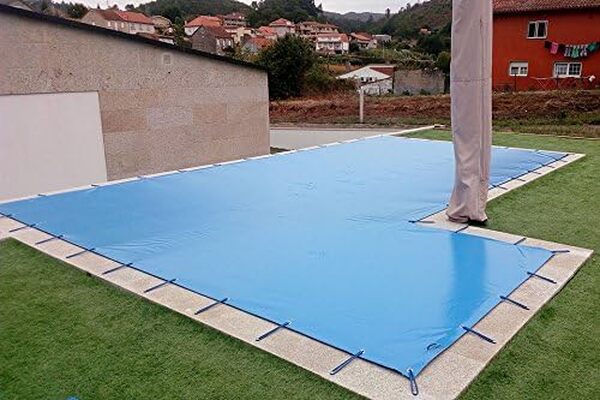 Couverture de Piscine d'hiver de 10,30 x 5,30 mètres. (dans Une Piscine de 10 x 5 mètres, la Toile couvrirait 15 cm sur Tout Le Contour de la Pierre de couronnement). Bleu(extérieur)/Noir(intérieur)