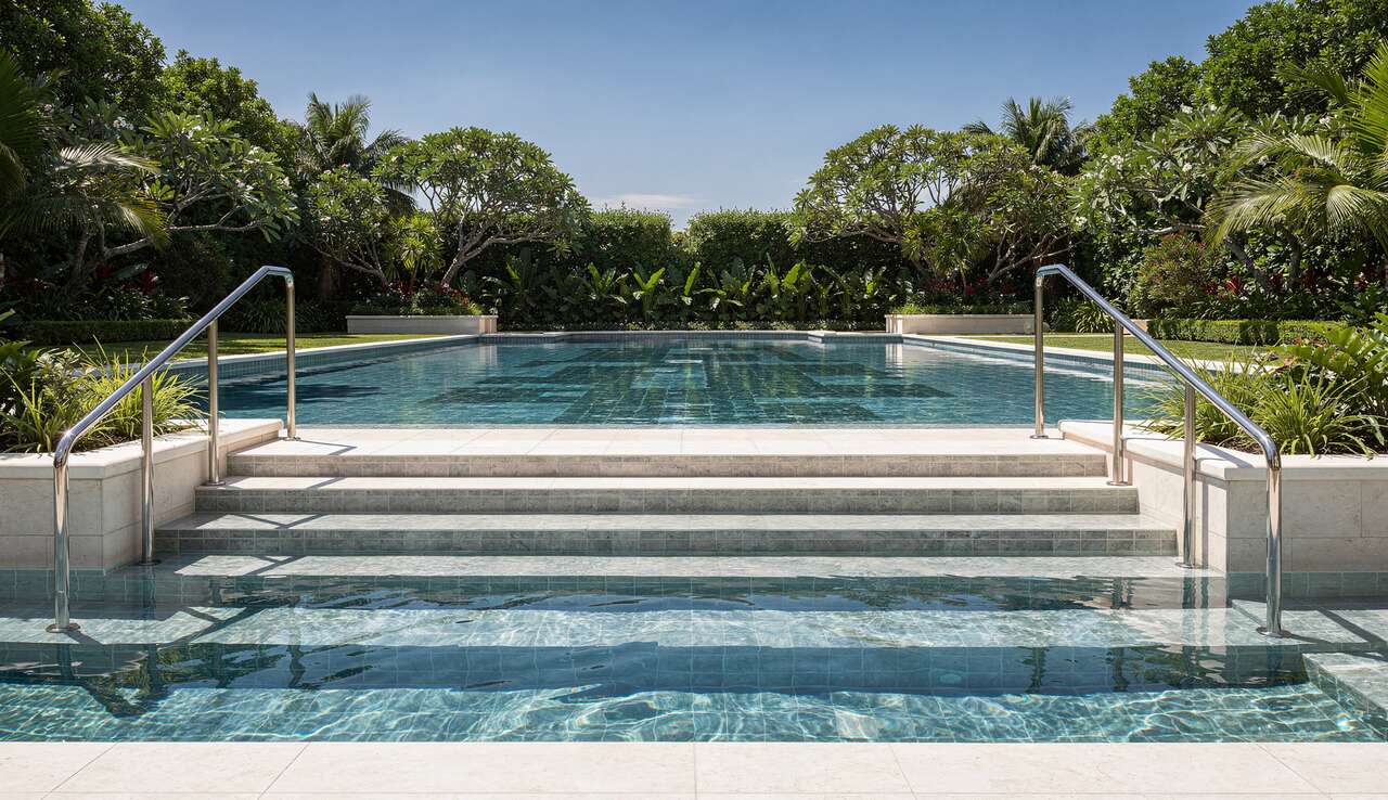 Changement de revêtement pour escalier de piscine : guide complet