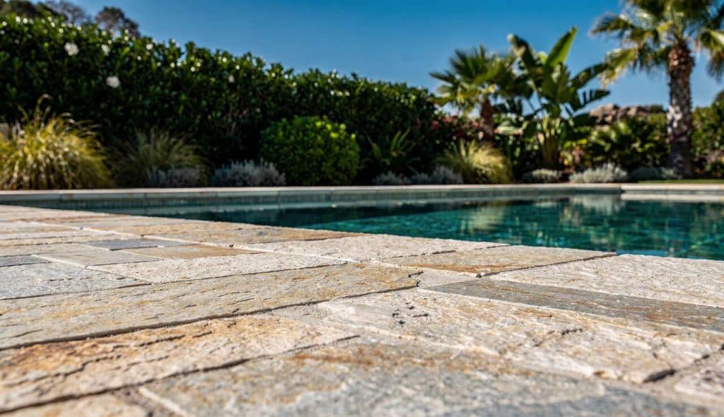 Revetement pierre naturelle pour piscine : guide et conseils pratiques