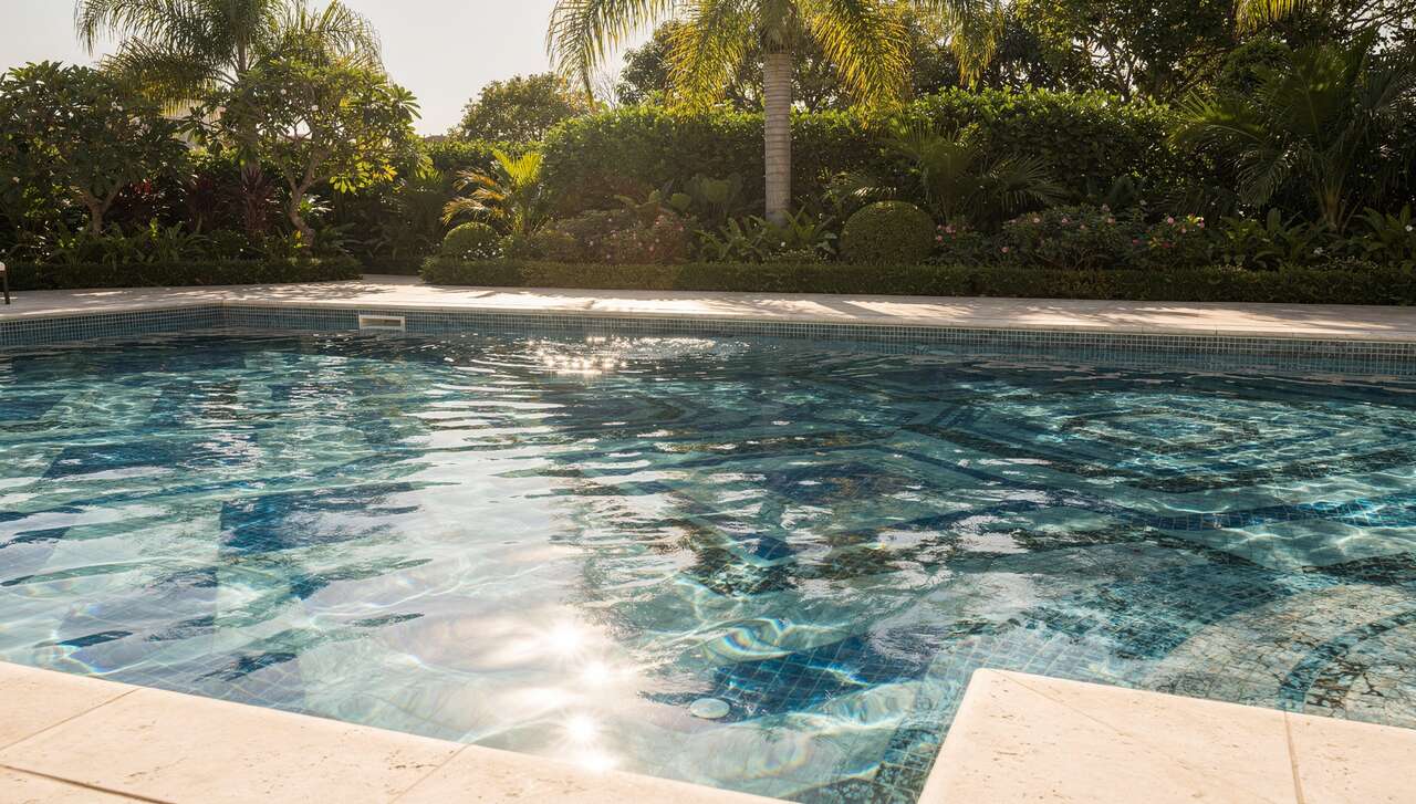 Changement de carrelage et mosaïque pour piscine : idées et conseils