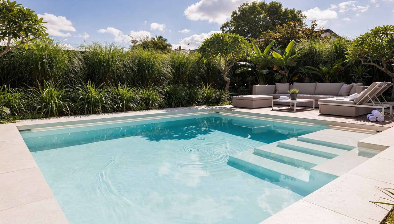 Changer Piscine Carrelée en Résine Moderne : est-ce Possible ?