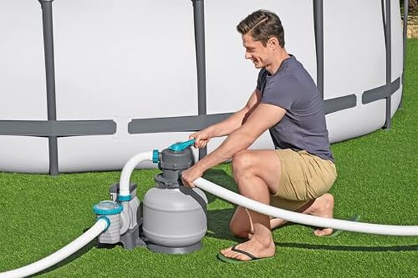 Découvrez notre analyse complète de la pompe de filtration à sable Bestway pour piscine hors sol 8327 L : efficacité, installation et maintenance pour une eau toujours limpide.