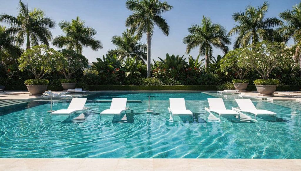Ajout de chaises longues immergées : transformez votre piscine en oasis de détente