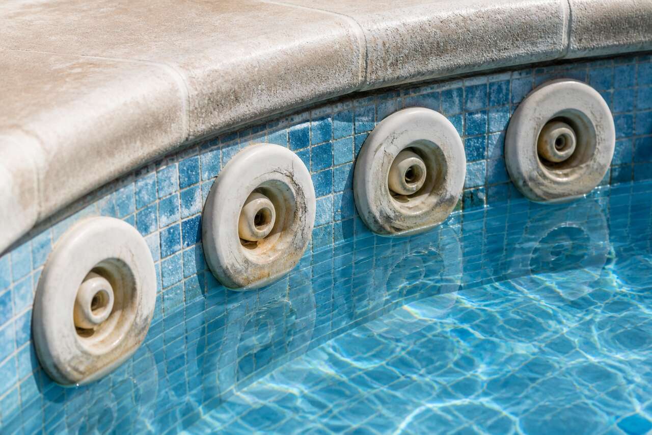 Identifier les signes d'usure des buses de piscine