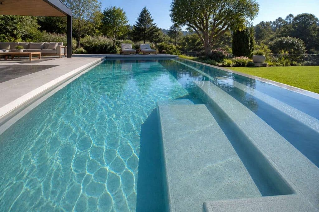 Ajout d'un banc immergeable à votre piscine : les avantages