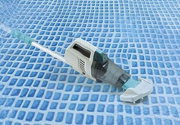 Découvrez notre test détaillé de l'aspirateur piscine Intex ZR200 : performances, avantages et inconvénients pour choisir le meilleur nettoyage de votre piscine.
