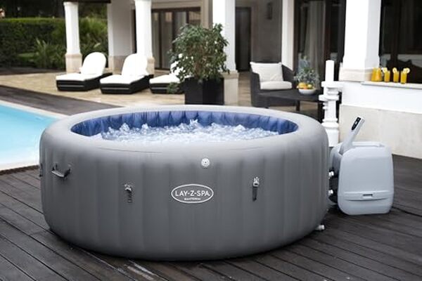 Découvrez notre test détaillé du spa Bestway Lay-Z-Spa Santorini HydroJet Pro pour 5-7 personnes. Avis, caractéristiques, avantages et inconvénients de ce spa gonflable haut de gamme.